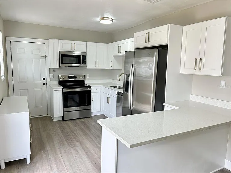 706 E Flora St — Photo 5