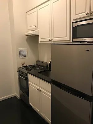 Rented by Salon Realty Corp | media 10