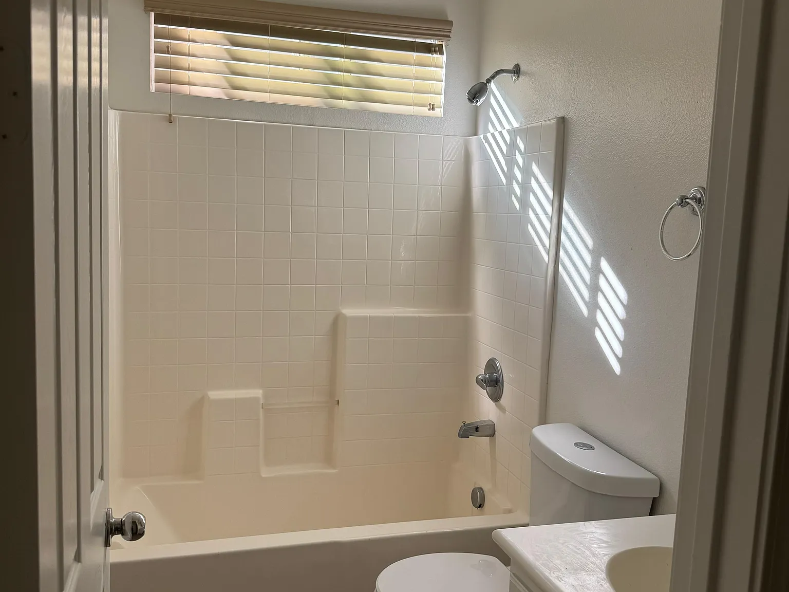 10 bed, 3349 sqft, $908 — Photo 4
