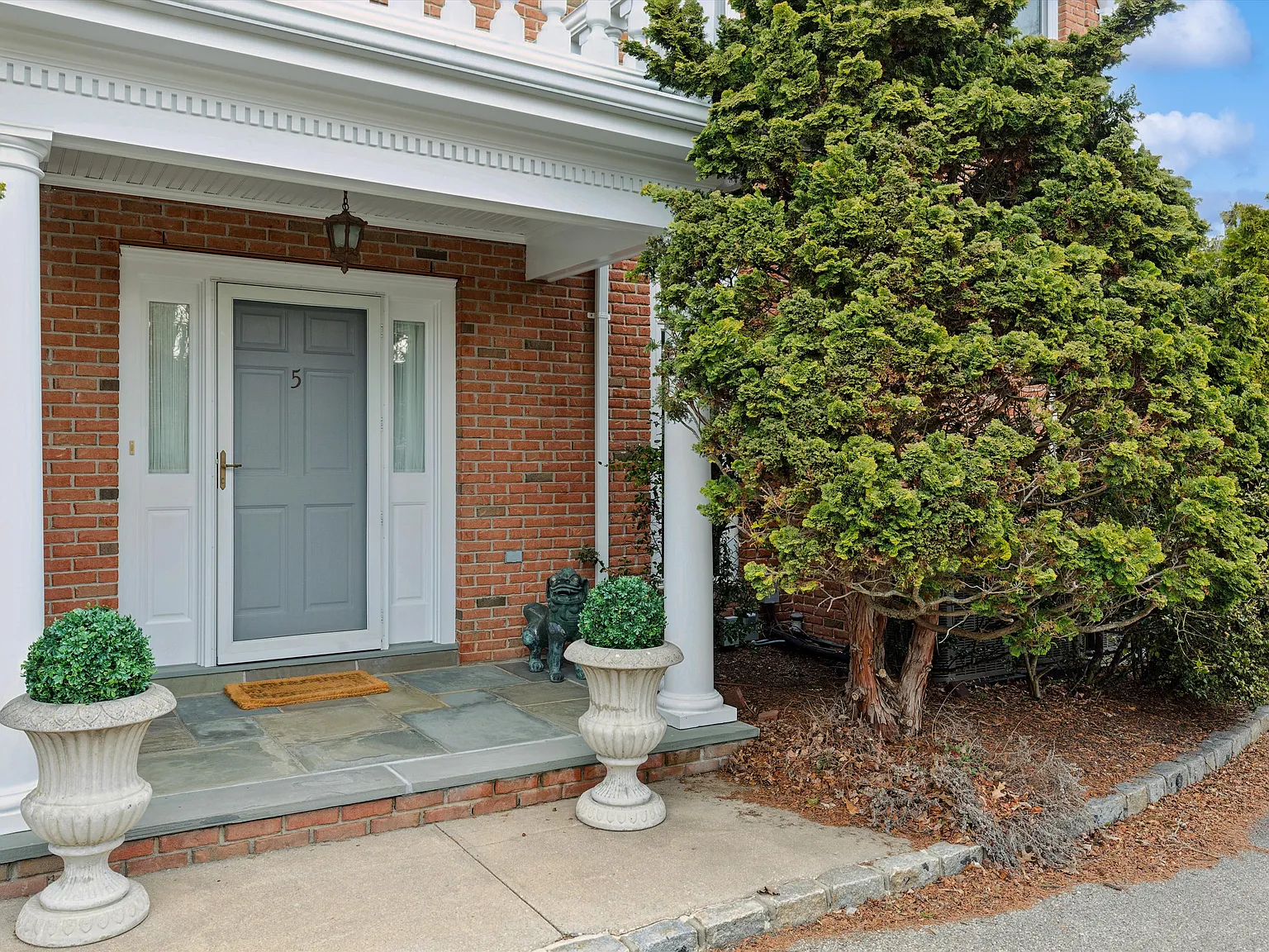 Townhouse in the Heart of Southampton Village — Photo 2