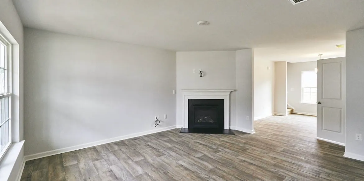101 Mansfield Ct — Photo 2