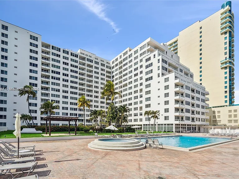 5005 Collins Ave #1523 — Photo 21