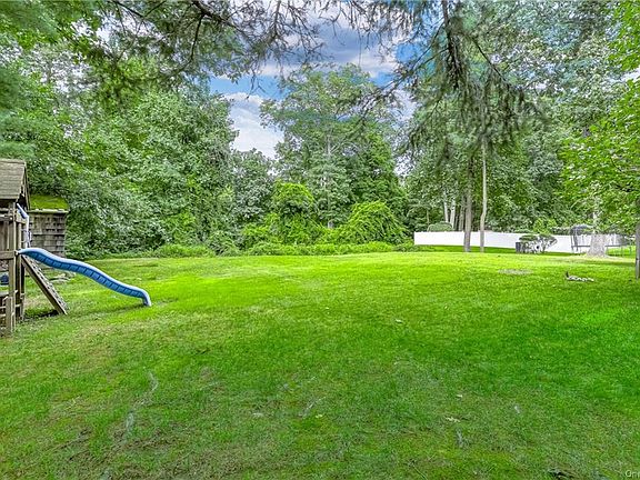 4th image of 12 Overbrook Dr