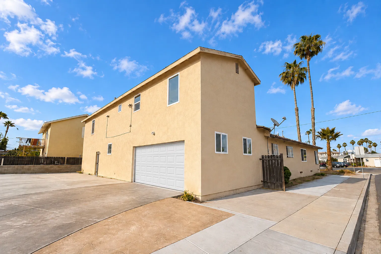 10 bed, 4222 sqft, $12,900 — Photo 1