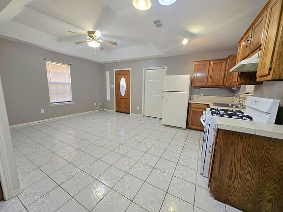 4th image of 914 W Pierce Ave