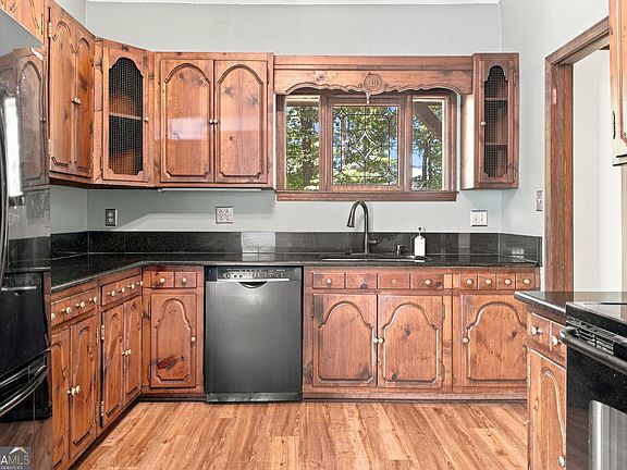 4th image of 102 Valley Brook Dr SE