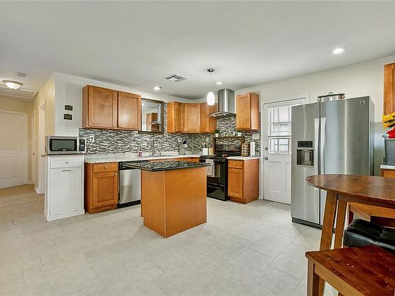 3rd image of 713 Houma Blvd