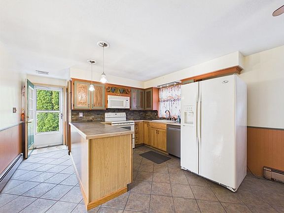 5th image of 10 Grandview Dr