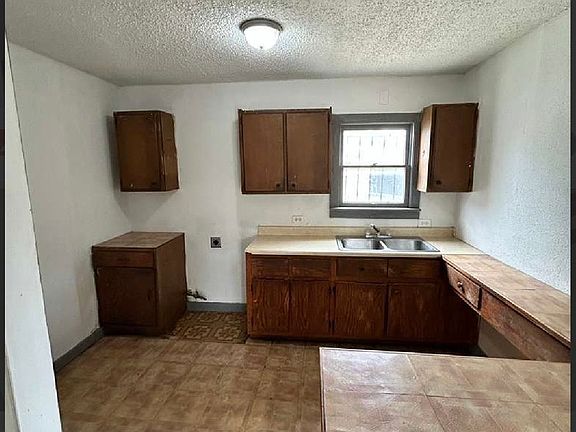 4th image of 227 SOUTHWAY DR