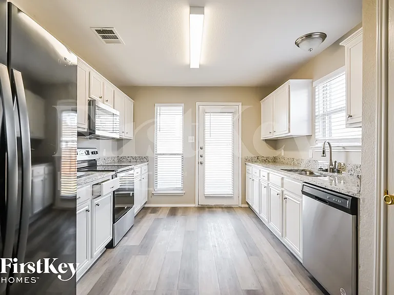204 Windsor Dr — Photo 6
