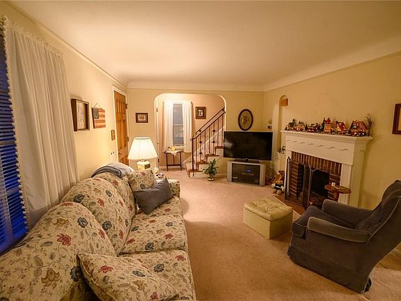 3rd image of 255 E 210th St