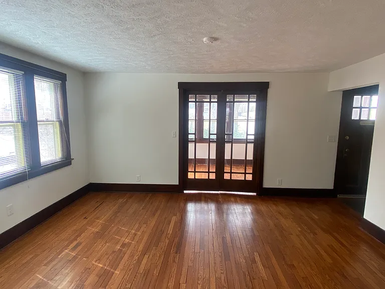 555 S 35th Ave — Photo 3