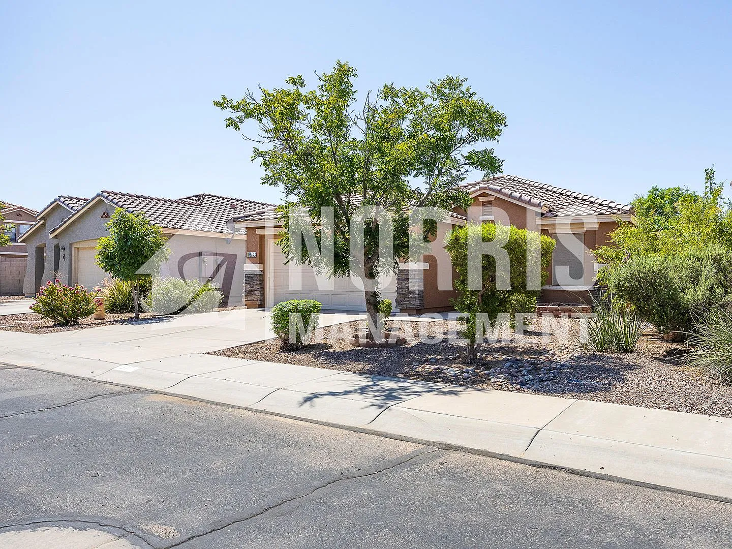 Beautiful Remodeled Home with 3 Rooms — Photo 3