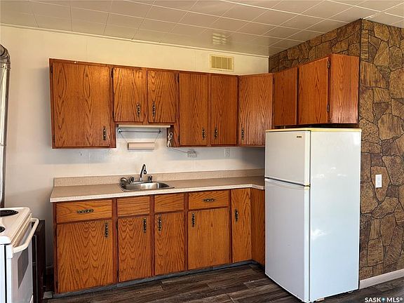 3rd image of 413 1st AVENUE E
