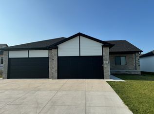 7601 Maxine Dr, Lincoln, NE 68516
