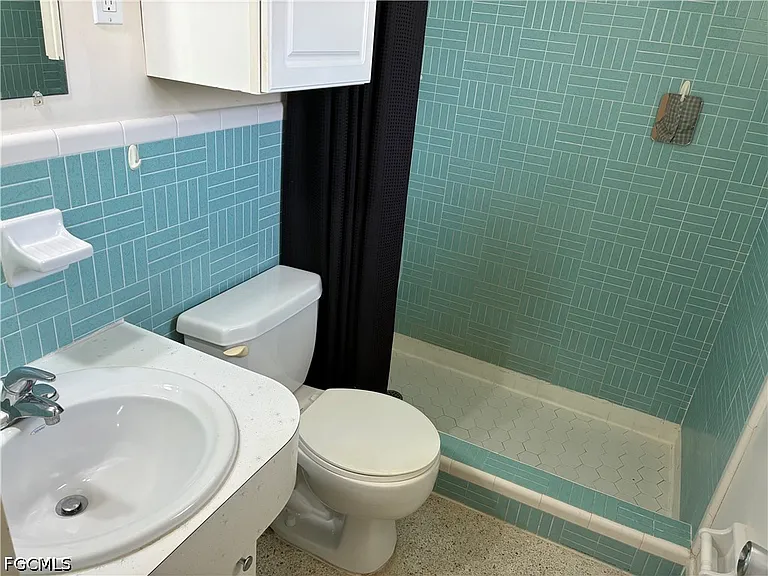 3709 SE 17th Pl — Photo 3