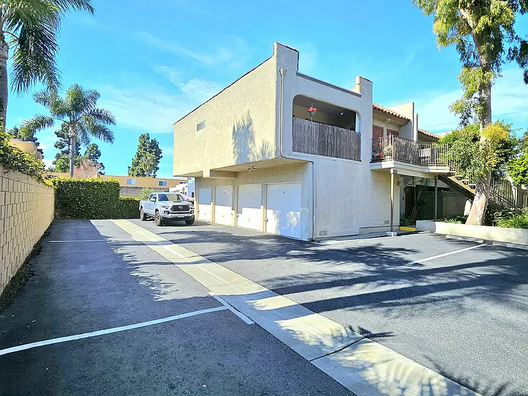 Beach Walk Apartments — Photo 41