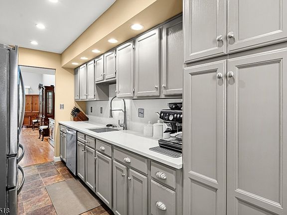 3rd image of 8 Delaware Ln