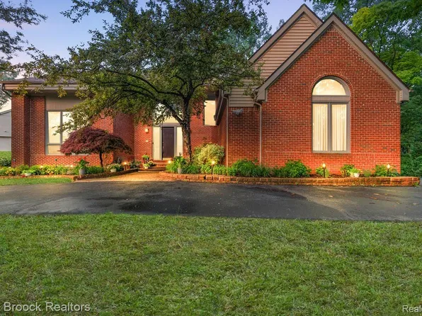 2295 Shore Hill Dr, West Bloomfield, MI 48323