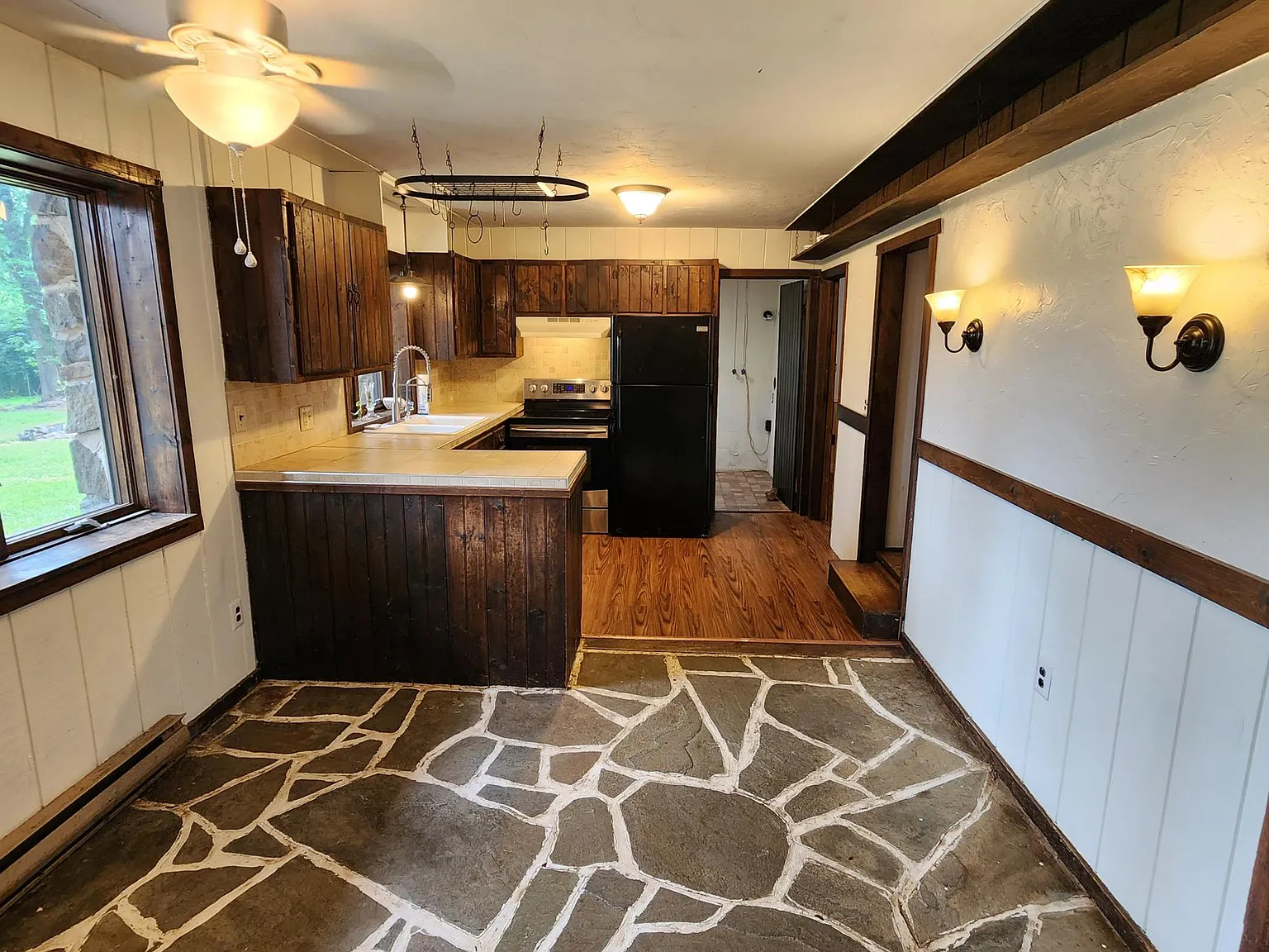 4 bed, 1.5 bath, 2000 sqft, $2,200 — Photo 3