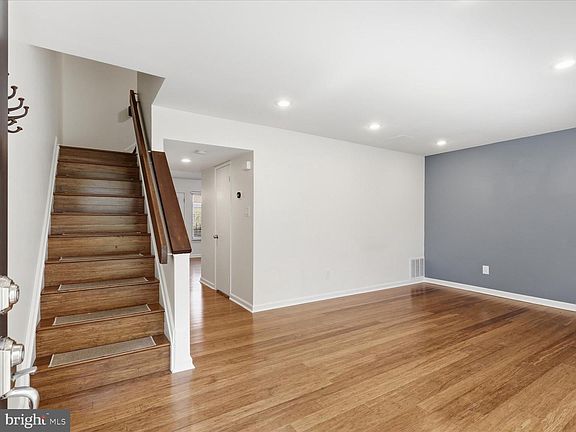 2nd image of 9082 Arlington Blvd