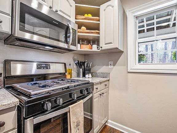 5th image of 2647 Newport Dr