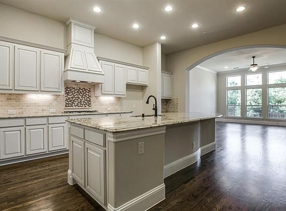 4th image of 2709 Creekway Dr