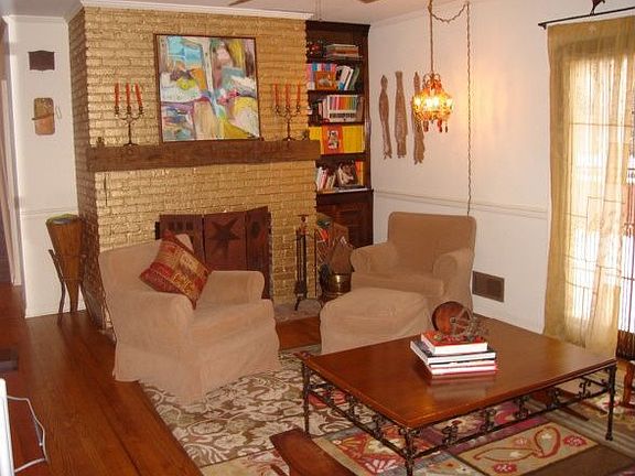 Family room w/fireplace