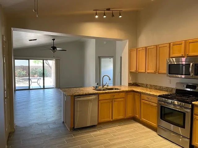 4 bed, 1602 sqft, $2,600 — Photo 3