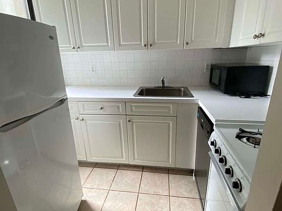 3rd image of 318 E 78th St APT 23