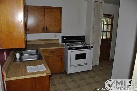 4th image of 639 Pinewood Ln