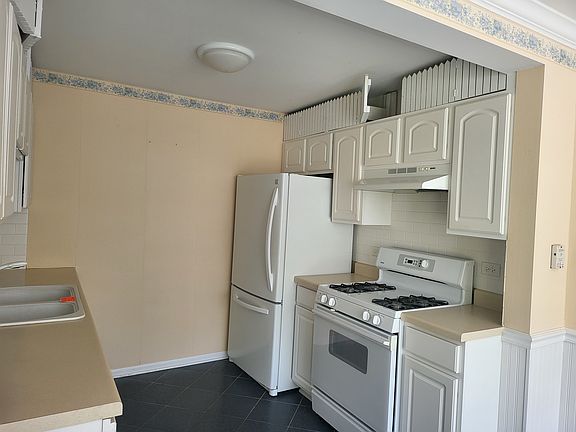 4th image of 1075 N Village Dr Unit 1