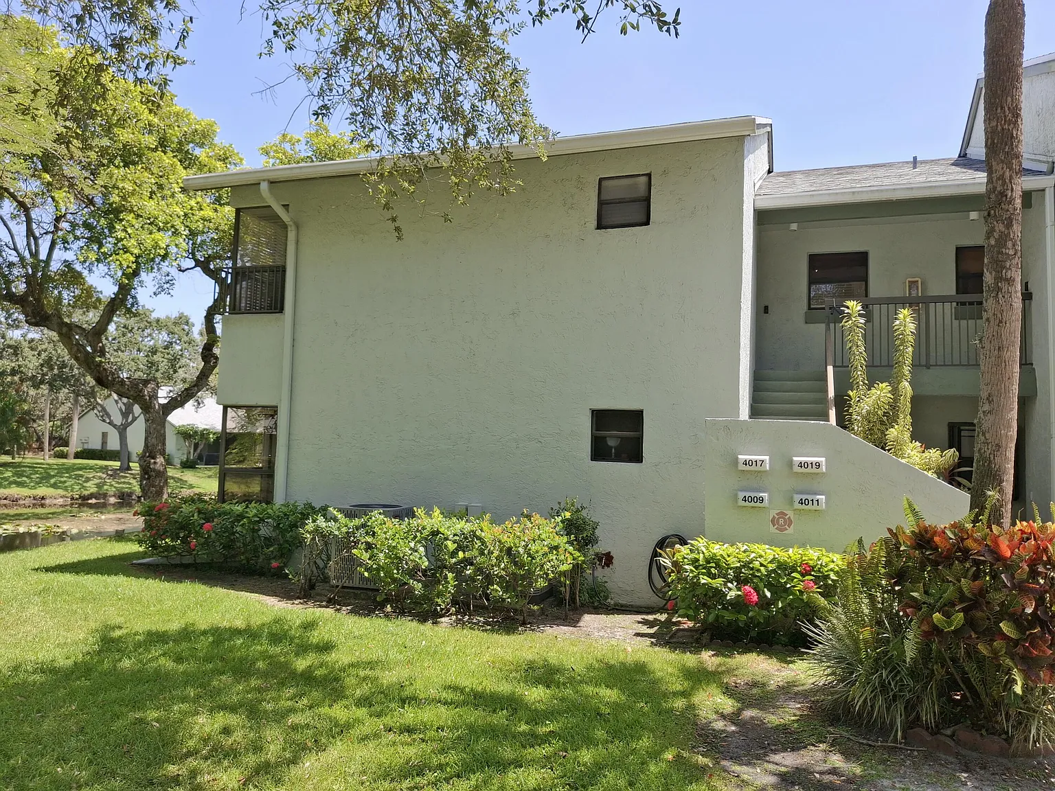 2 bed, 2.0 bath, 955 sqft, $2,300 — Photo 2