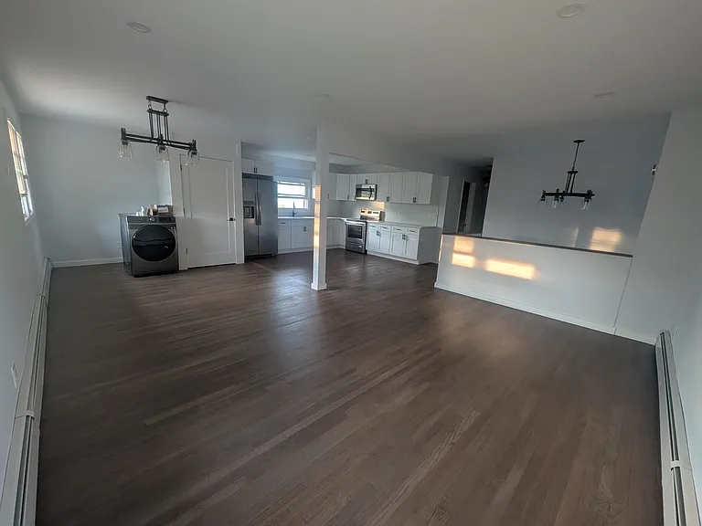 2427 Clinton St — Photo 2