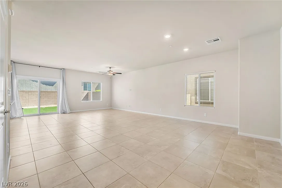 4 bed, 2.5 bath, 2433 sqft, $2,650 — Photo 3