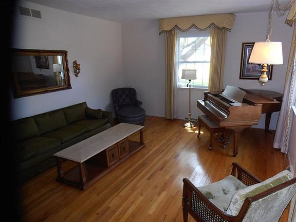4th image of 1333 Roelke Dr