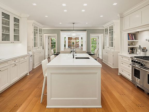 5th image of 14 E 81st St