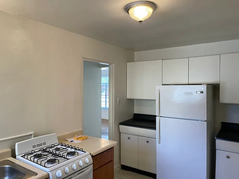 Charming & Totally Updated 1 Bedroom Apartment Downtown — Photo 10