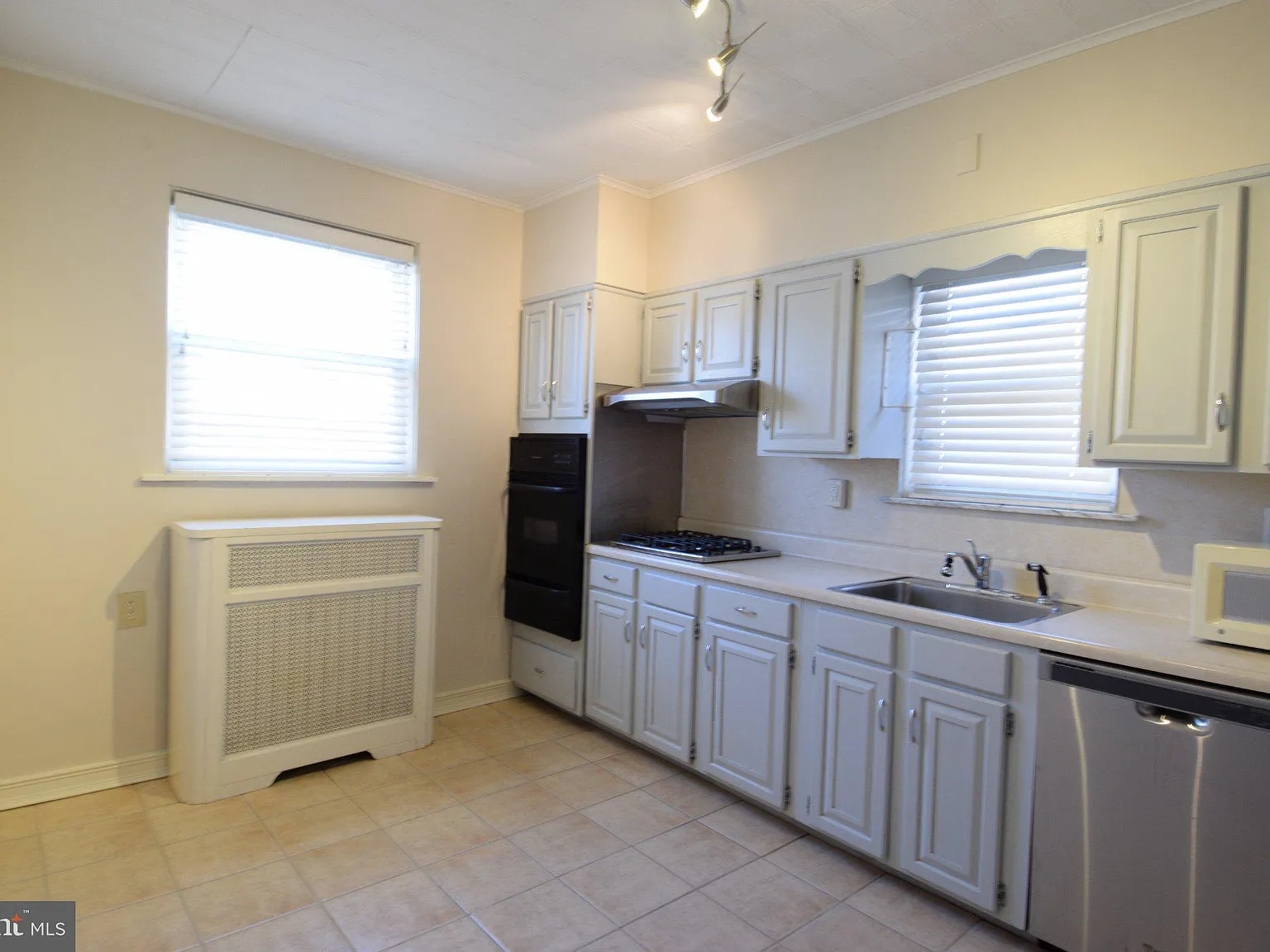 3 bed, 1.0 bath, 1231 sqft, $1,750 — Photo 3