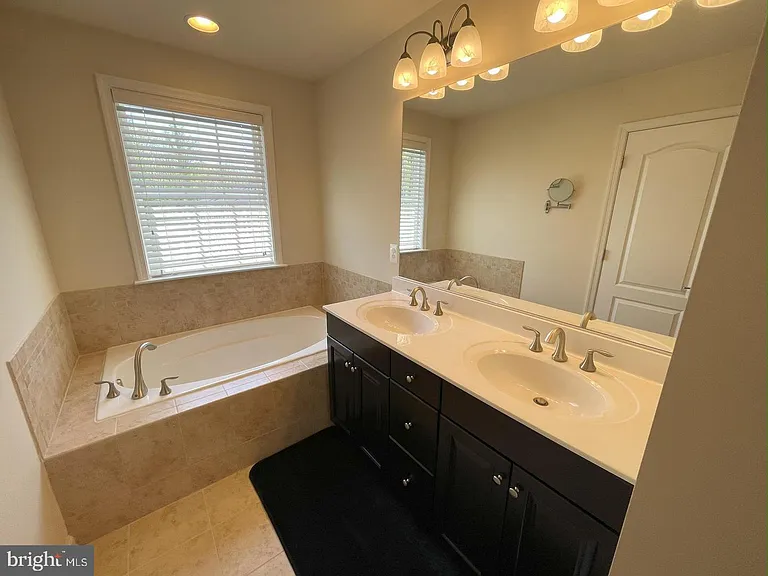 706 Bunker Ln — Photo 12