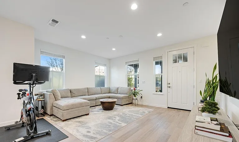 1747 Linden Ln — Photo 5