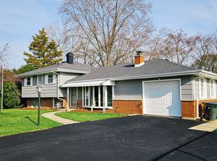 305 S Beck Rd, Lindenhurst, IL 60046