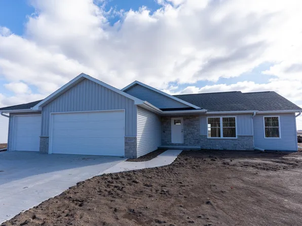 1227 W Thorn Creek Dr, Hilbert, WI 54129