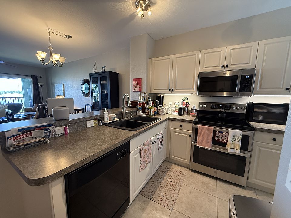 Kitchen with Breakfast Bar