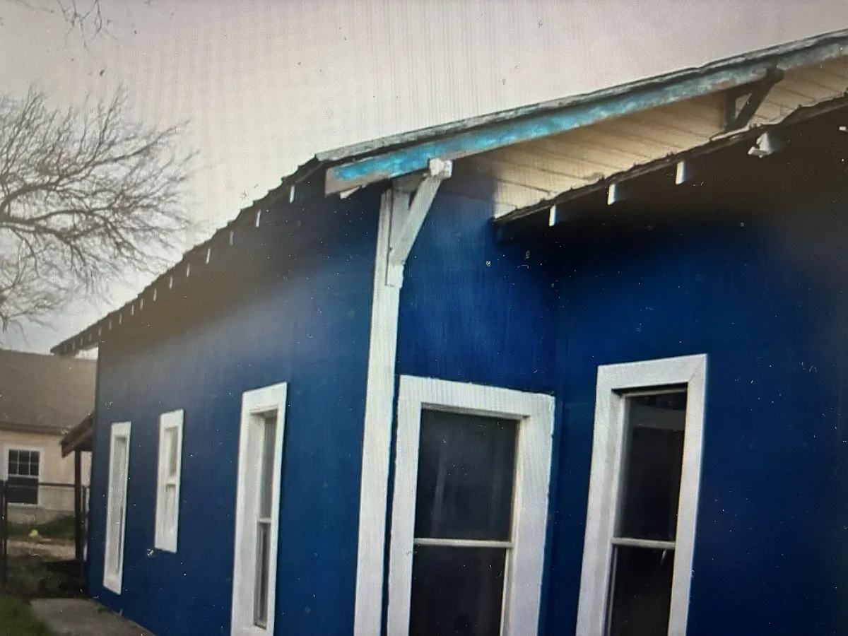 Building Photo - 513 W 2nd St