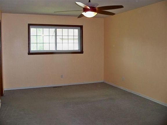 5th image of 210 Valley Dr
