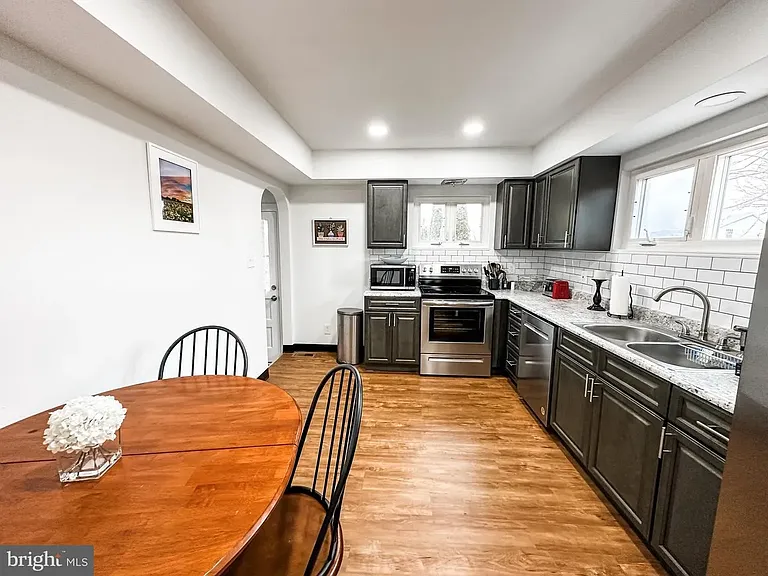 66 Saylor St — Photo 3