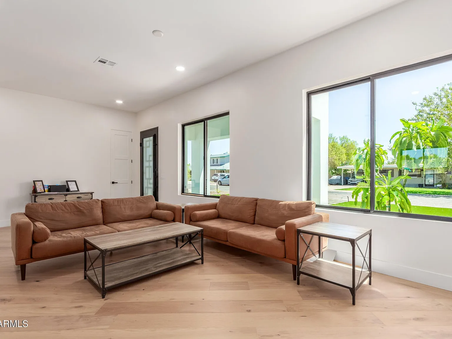 4 bed, 2.5 bath, 2034 sqft, $4,899 — Photo 2
