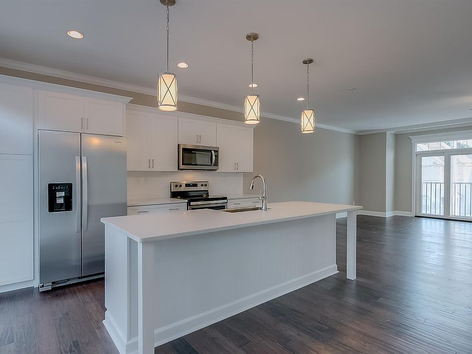 1st image of 512 Maryland Ave APT 102