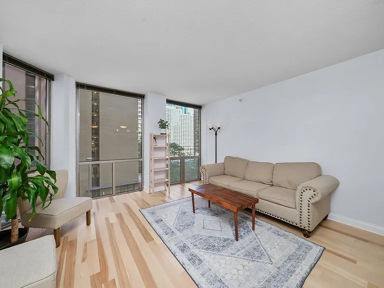 222 N Columbus Dr #407 — Photo 1